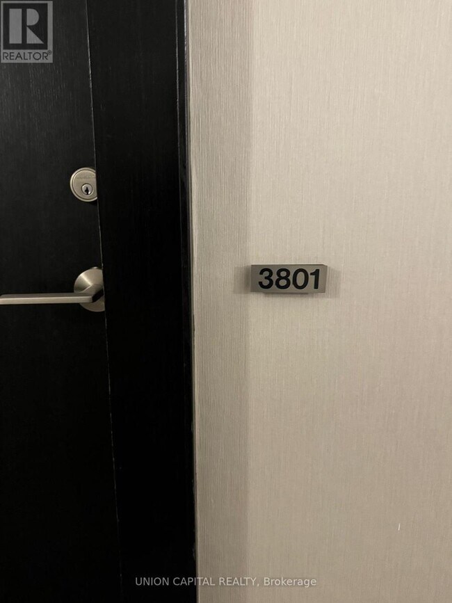 Building Photo - 33 Charles St E