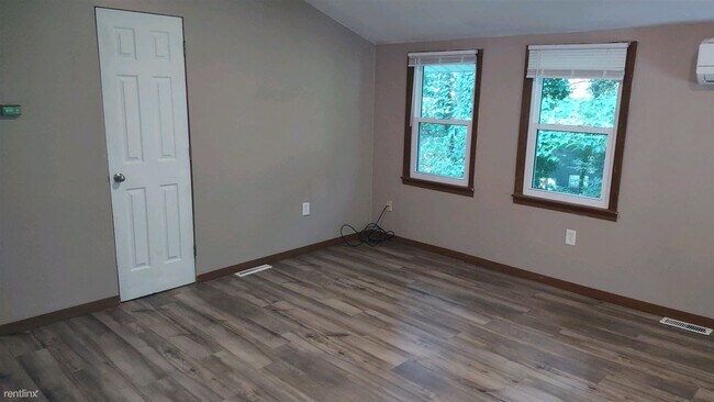 Building Photo - 2 br, 1 bath Duplex - O-2086 Lake Michigan...