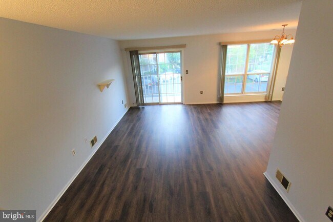 Building Photo - 46 Versailles Ct