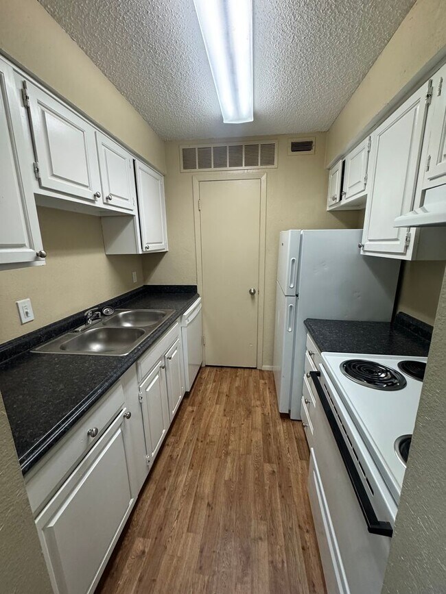Foto del edificio - 2411 E 55th Pl
