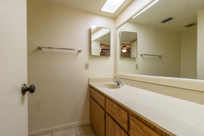 Building Photo - 2849 SW 32nd Ave Paddock Oaks Condos