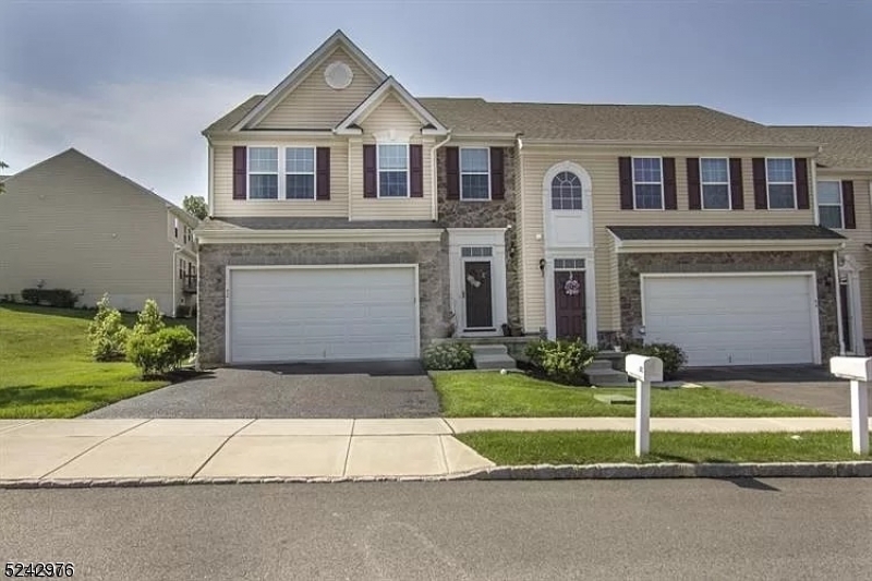 Primary Photo - 62 Washington Square Cir