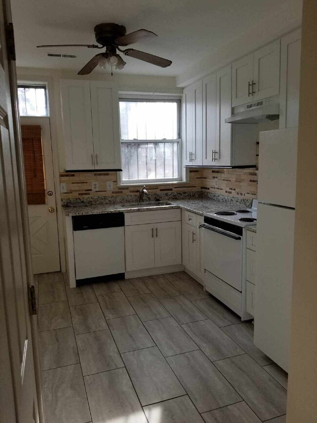 Building Photo - Sophisticated NW DC Home Featuring 3 Bedrooms, Fireplace & Outdoor Oasis with Private Parking