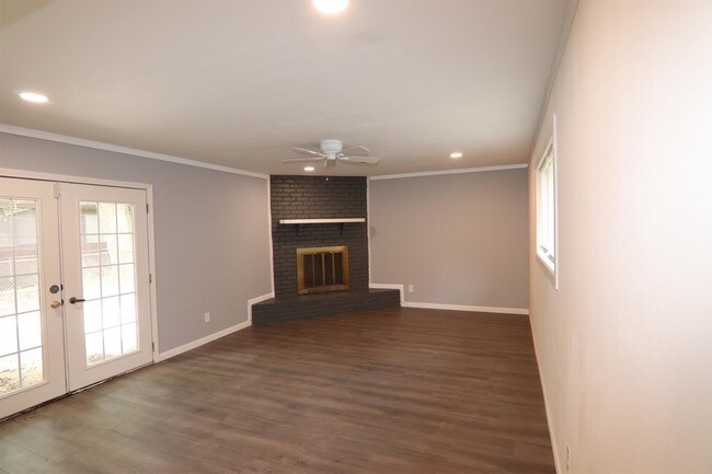 Building Photo - 3912 Broadmoor Dr