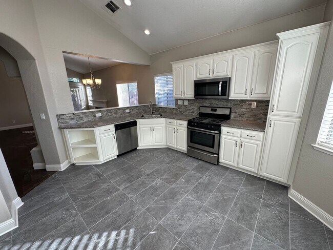 Building Photo - Beautiful, Remodeled 3 Bedroom, 2 Bath Sin...