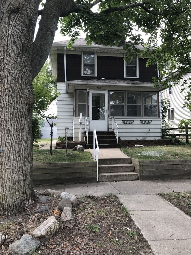 2 br, 1.5 bath House 708 St House Rental in Jackson, MI