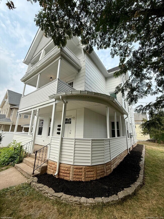Building Photo - 449 Stanley St