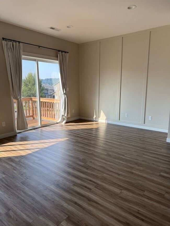 Building Photo - FREE RENT!! Newer South Salem Townhome - 2...