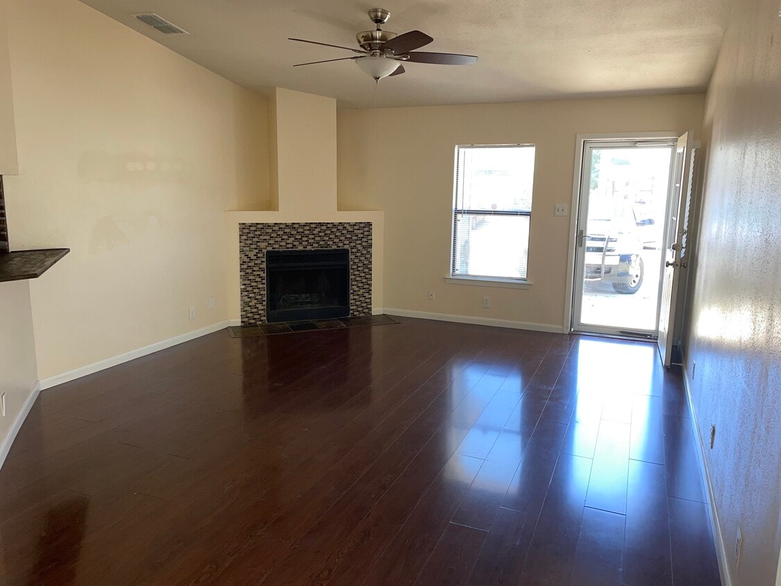 Foto principal - 6753 Hickory Springs Dr