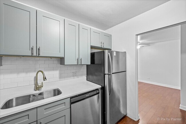 Foto del edificio - 7319 N Rogers Ave