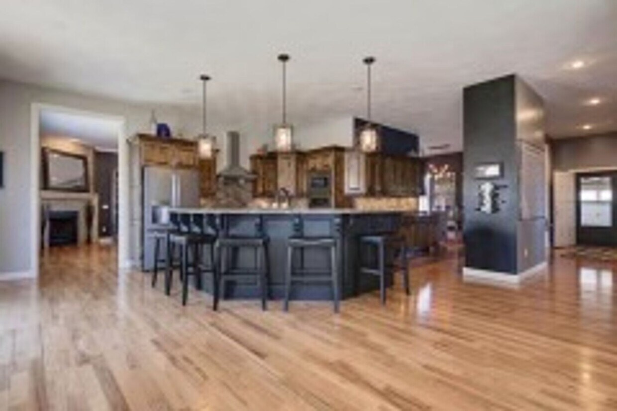 Primary Photo - 5 bd4 ba 7,300 sqft Fully furnished Execut...