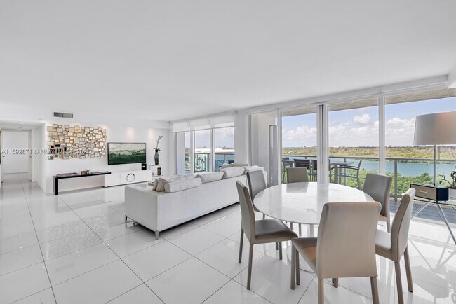 Foto del edificio - 100 Bayview Dr