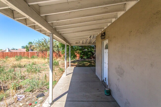 Foto del edificio - 14993 Yucca Ave