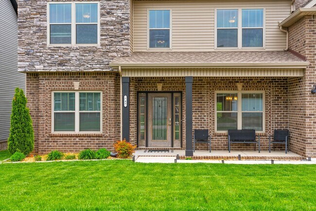 Foto del edificio - Modern 6-Bedroom Home with Open Layout & S...