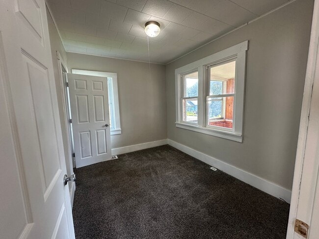 Building Photo - NW Fort Dodge 3 Bedroom $895