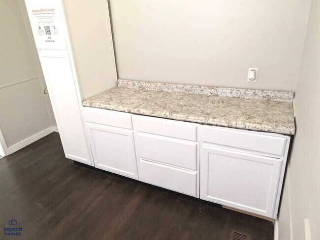 Foto del edificio - Updated Bungalow with Massive Deck and Fully Fenced Yard!