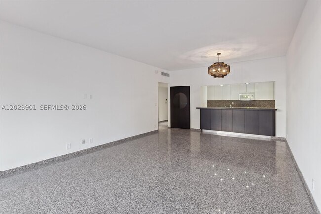 Foto del edificio - 151 Crandon Blvd