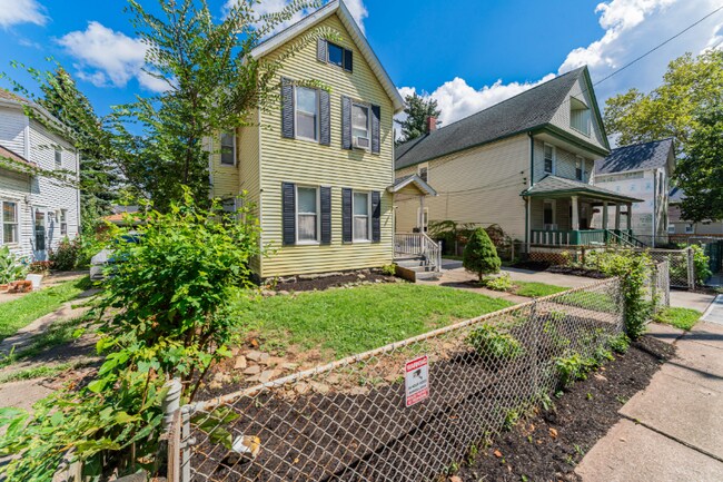 Building Photo - 2051 W 45th St