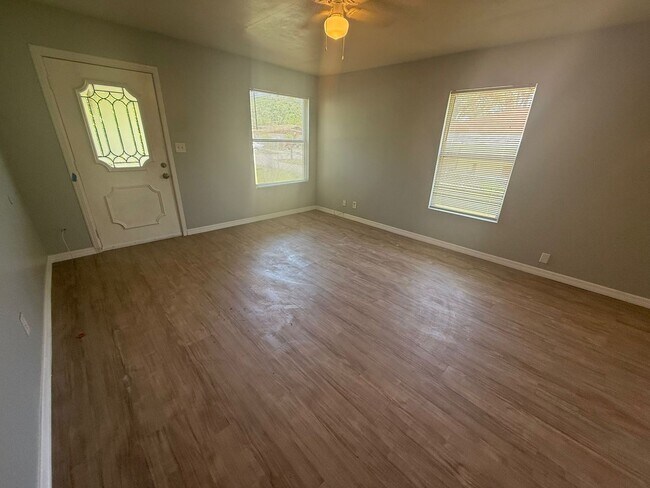 Foto del edificio - $300 OFF FIRST MONTHS RENT MOVE-IN SPECIAL!!