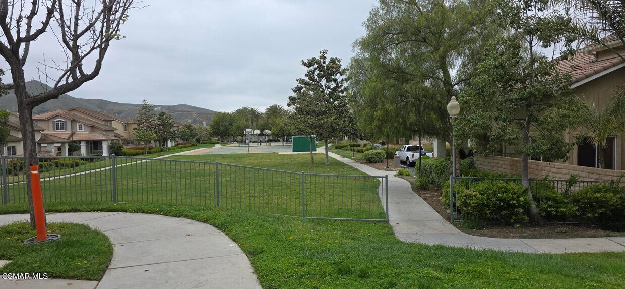 Foto del edificio - 432 Fieldflower Ln
