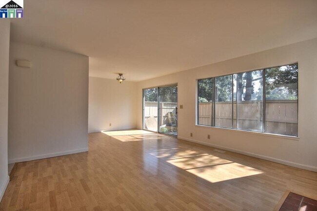 Foto del edificio - $2490 / 2BR GORGEOUS REMODELED WARM SPRING...