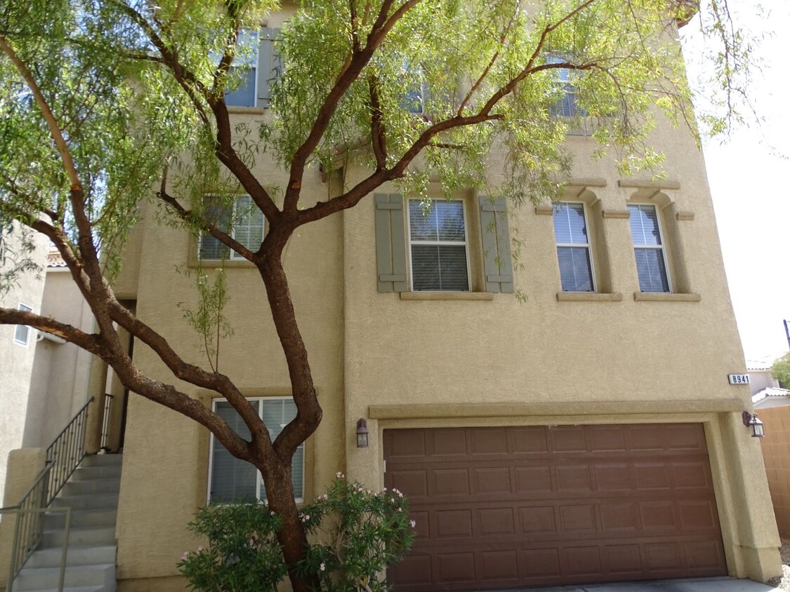 Foto principal - 3 Story 3 Bedroom, 3 Full Bath, 2 Car Gara...