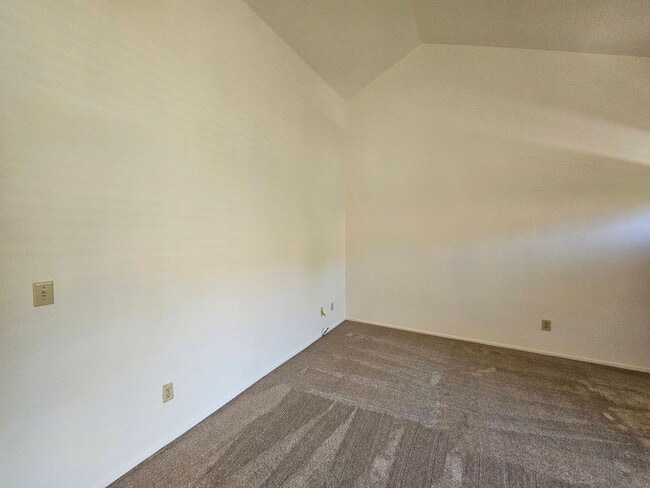 Building Photo - Great Location.... Gorgeous 2 Bedroom 2 Bath End Unit Condo in North San Jose