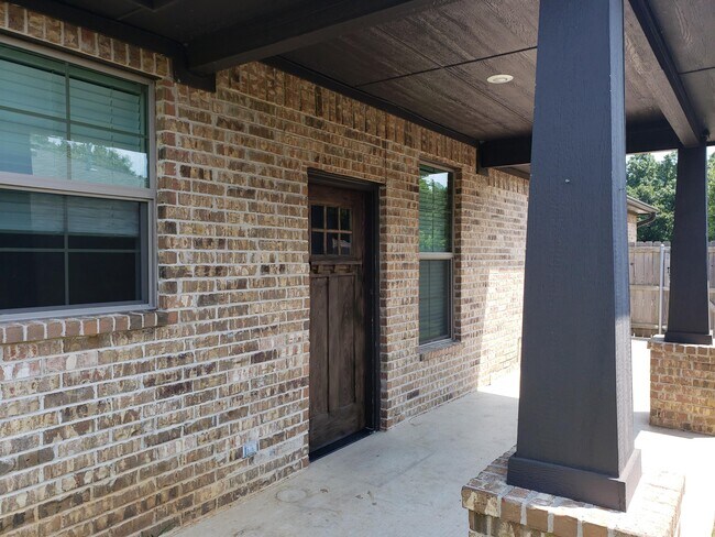 Building Photo - 1413 N Monte Vista St