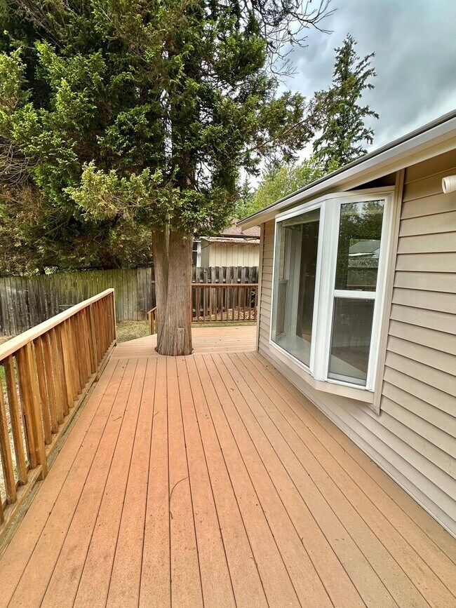 Foto del edificio - Charming 2-Bedroom, 2- bathroom Home with Bonus Space & Prime Shoreline Location