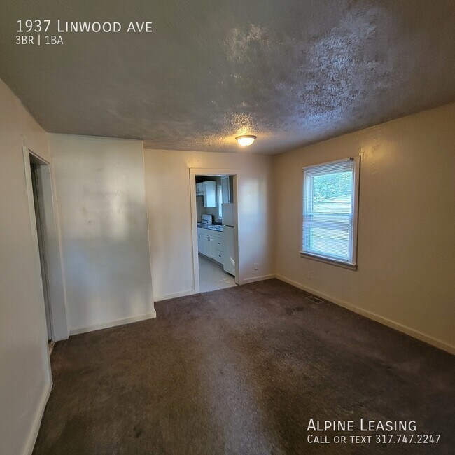 Foto del edificio - North-East side Great three bedroom, One b...