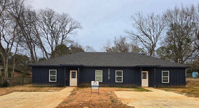 Building Photo - 1215 Fairway Dr