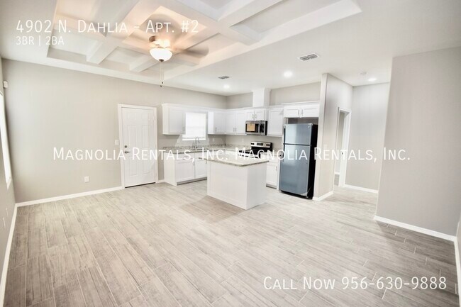 Foto del edificio - 1st Month Free!! - Gated Community - Great...