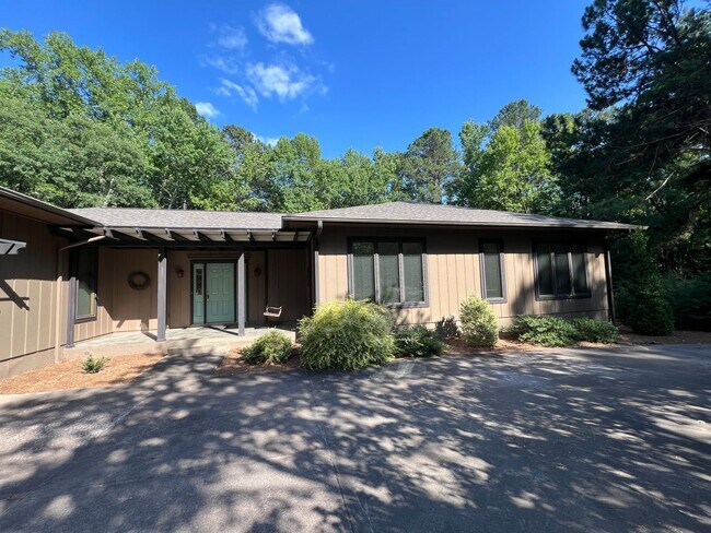 Foto del edificio - 3005 Hickory Tree Pl