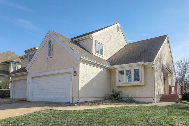 Foto del edificio - {11409} Updated Duplex in Fantastic Location + Two Car Garage + Main Level Master + Covered Deck