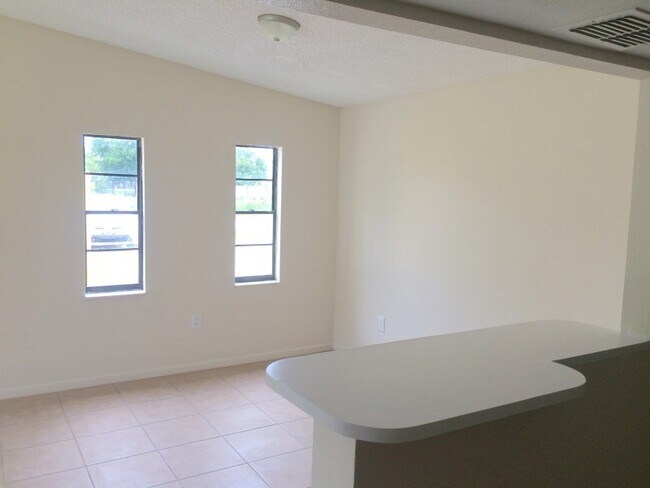 Building Photo - SPACIOUS 2BR/1BA Duplex, Vaulted Ceilings,...