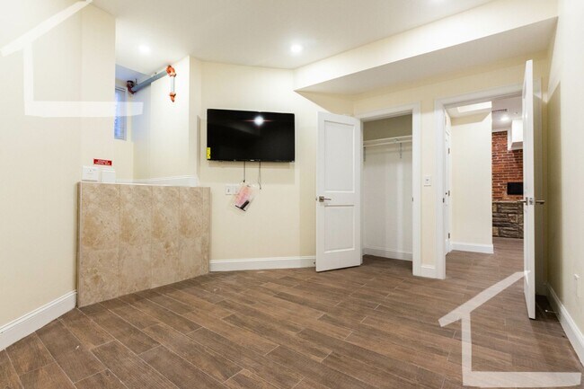Foto del edificio - Charming, Renovated Apt near C-Line with 2...