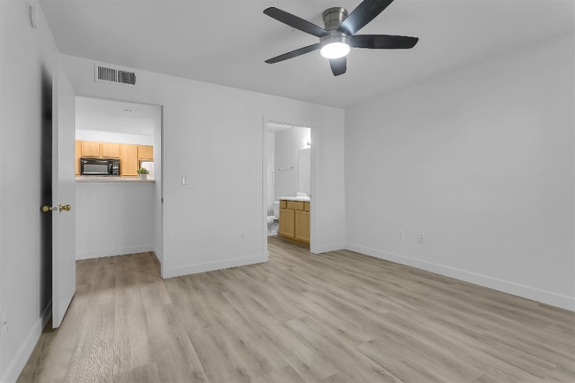 Building Photo - 950 Seven Hills Dr