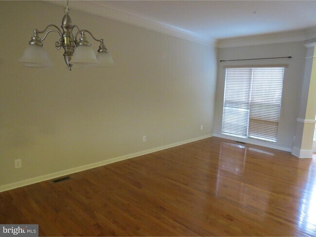 Building Photo - 2110 Redbud Ln