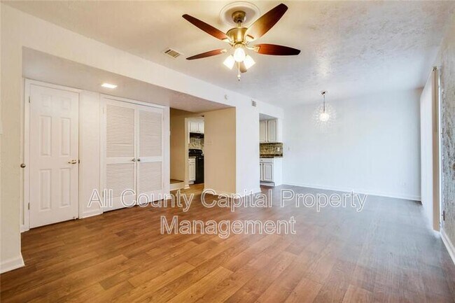 Foto del edificio - 300 Carmen Ct