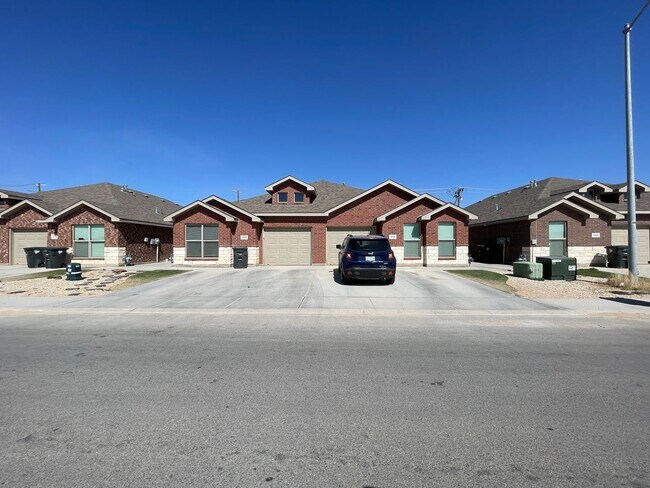 Building Photo - Available August 10TH: Desirable Ratliff Ridge Townhomes