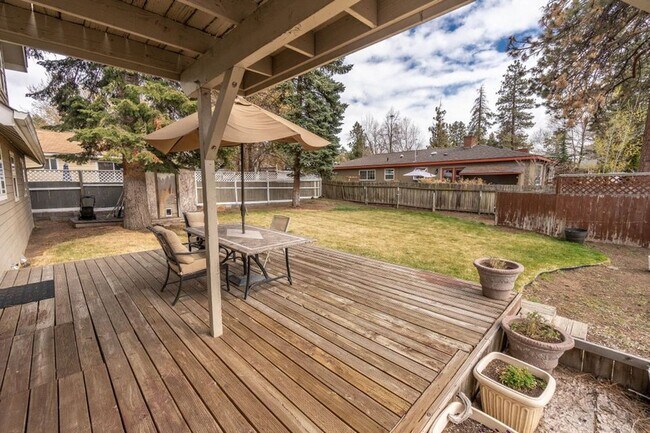 Foto del edificio - Wonderful home on large corner fenced lot in desired mid-town with views!