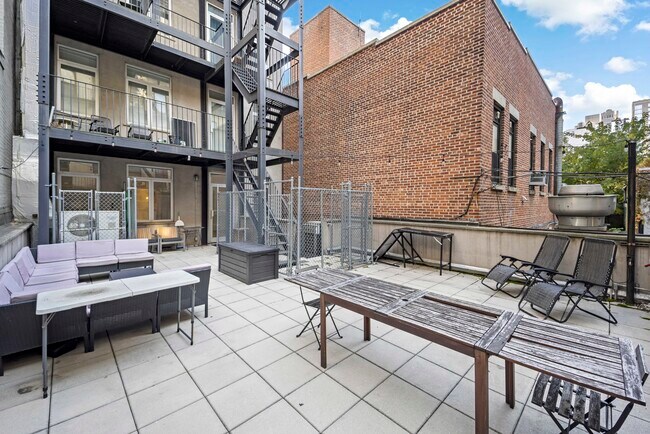 Building Photo - 446 W 38th St