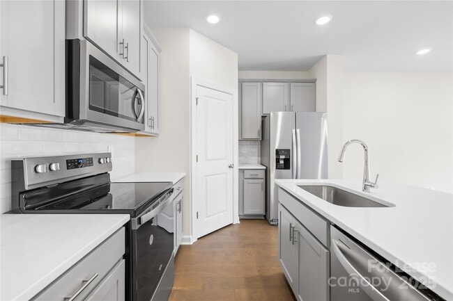 Building Photo - 4135 Smt Wds Dr