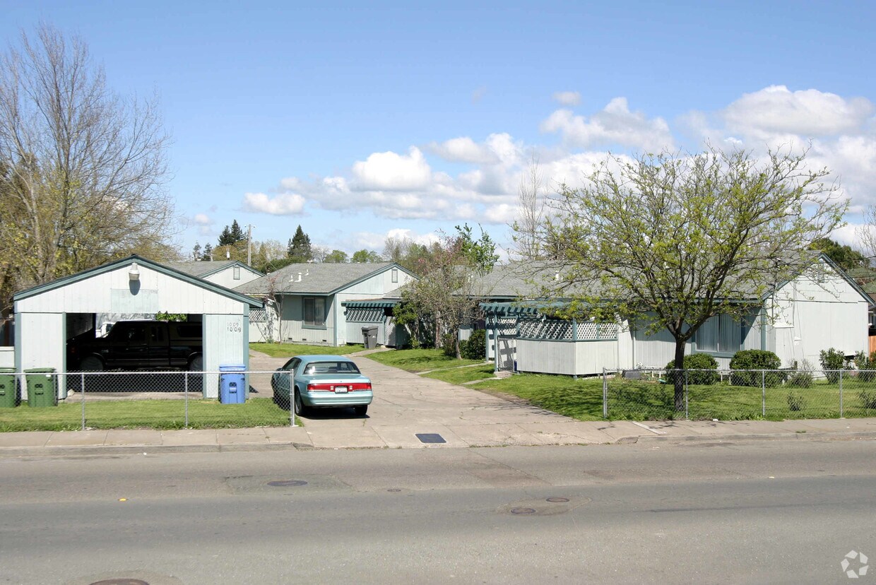 Building Photo - 1009 Aston Ave