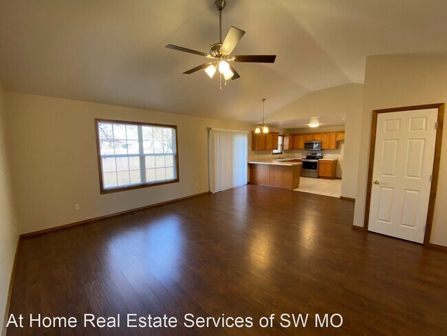 Building Photo - 3 br, 2 bath House - 625 S Hazelnut