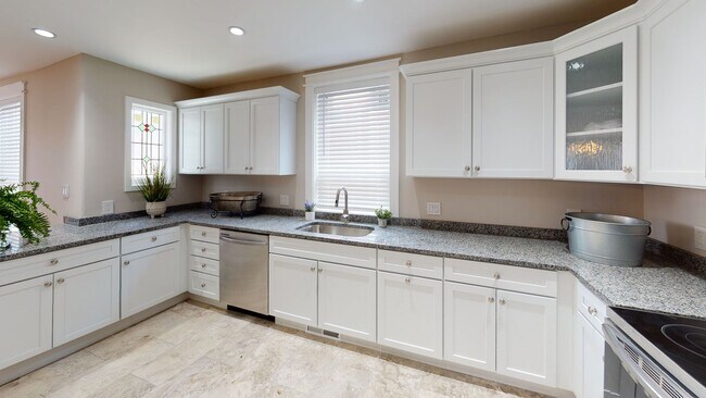 Building Photo - Renovated 6BR/4BA Cottage in Fort Sanders ...
