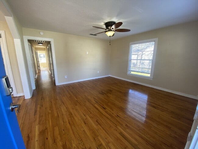 Building Photo - Adorable 3-bedroom, 1-bathroom home in the...