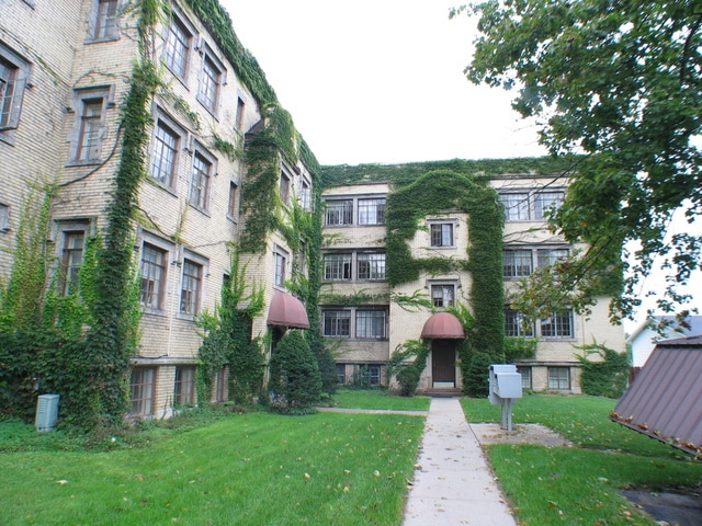 Courtyard - Brown Street Apartments