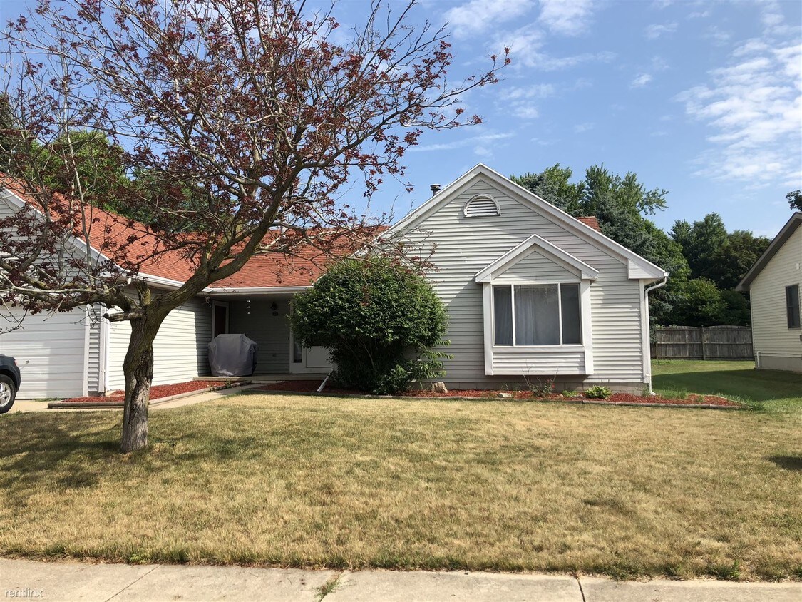 Foto principal - 3 br, 1 bath Duplex - 1114 N Chimney Hill ...