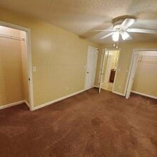 Building Photo - 220 Hunt Club Cir